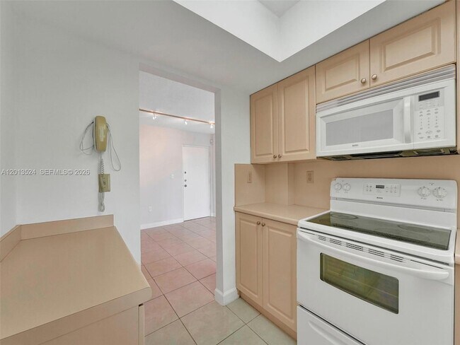 Building Photo - 9420 W Flagler St