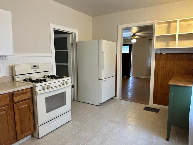 Building Photo - Spacious 1 bedroom 1 bath for rent