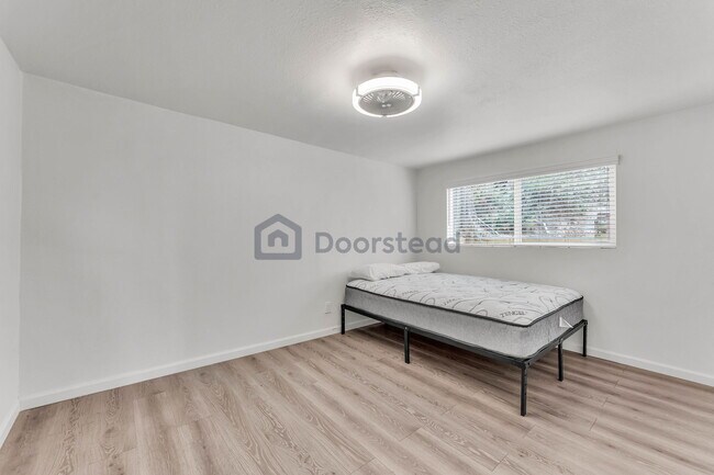 Building Photo - 551 Hichborn St