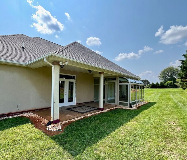 Building Photo - One Level Home in Bedford County
