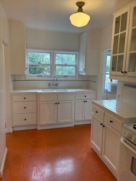 Kitchen 1 - 1722 Redcliff St