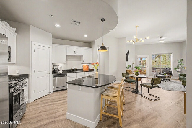 Building Photo - 945 E Playa Del Norte Dr