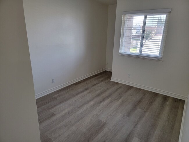 Building Photo - 3bed/1.5ba End Unit with Private Backyard & Patio