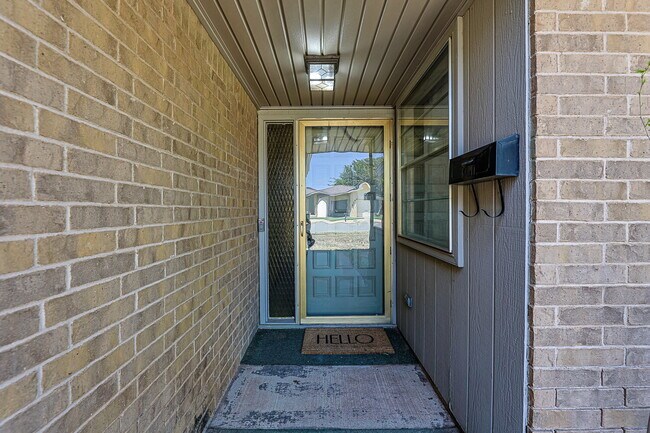 Building Photo - Spacious 3/2/2 near McCullough Park