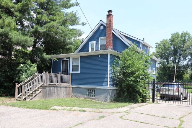 Building Photo - $1,300 - Newly 3 Bedroom 2 Bath