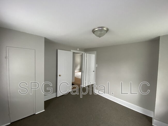 Building Photo - 325 Valley St