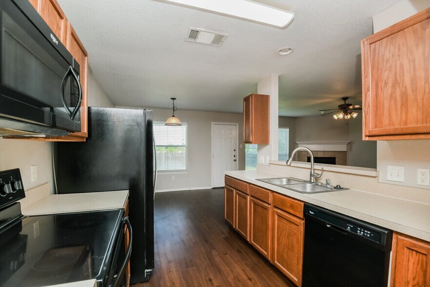 Building Photo - 425 NE Murphy Rd