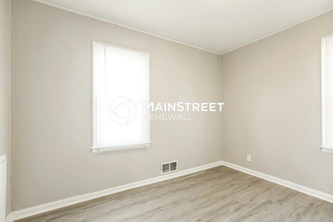 Building Photo - 3 Bedroom Pet-Friendly Home in Kansas City, MO with Main Street Renewal