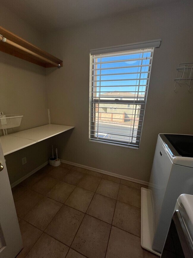 Building Photo - GREAT PRICE!!!! ONE MONTH FREE ON 12 MONTH...