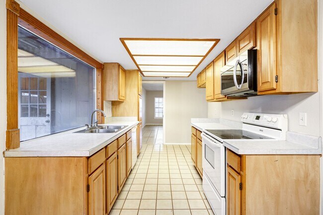 Building Photo - ***MOVE-IN SPECIAL: TWO WEEKS FREE***Single-Story Retreat with Versatile Spaces in Established Ne...