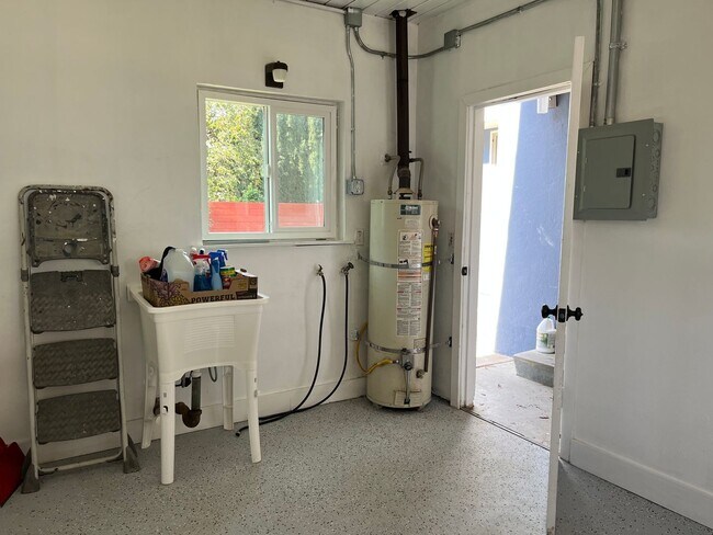 Building Photo - Charming Winters Home