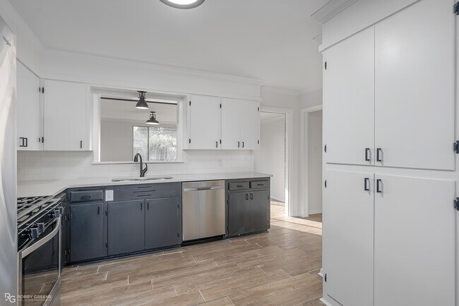 Building Photo - 1522 Captain Shreve Dr