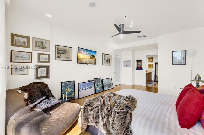 Building Photo - 10275 Collins Ave