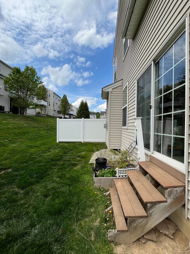 Building Photo - Stunning Upper Nazareth End Unit Townhome
