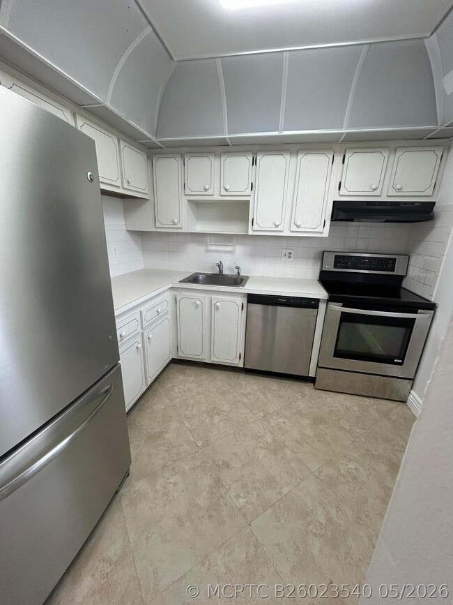 Building Photo - 1005 Country Club Dr