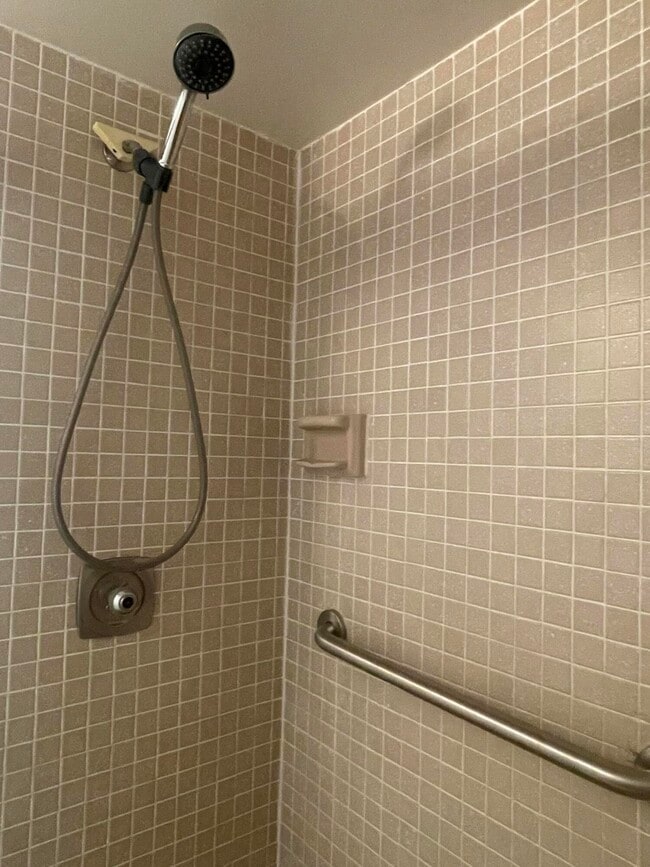 Building Photo - 83 Capri B