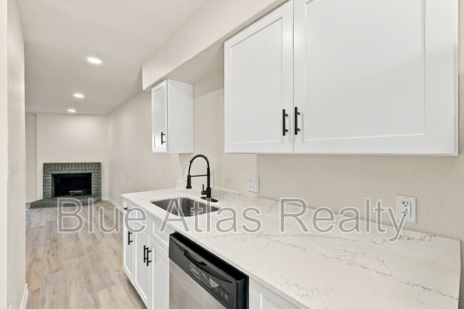 Building Photo - 8108 Foxfire Ln