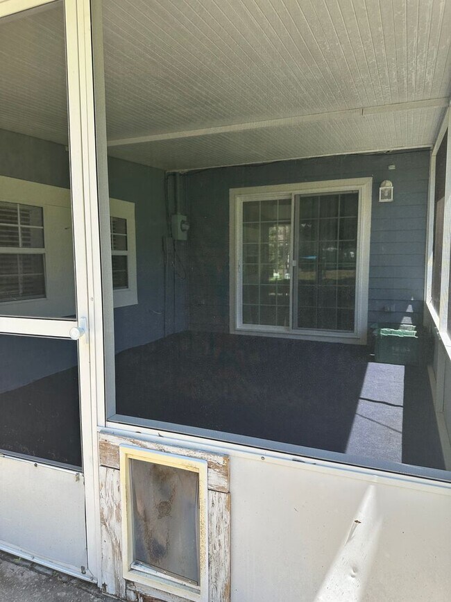Building Photo - 2 Bedroom Home Available Now