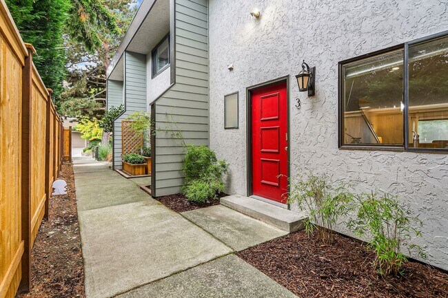 Building Photo - Fantastic location in the heart of downtown Kirkland!