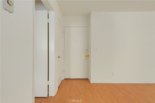 Building Photo - 972 Larrabee St