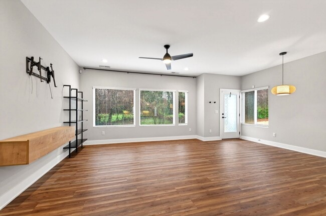 Building Photo - Modern 3BR Townhome in Millbank Village!