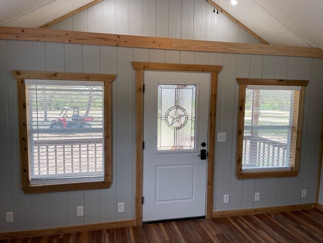 Building Photo - Hill Country Retreat on Acreage in Bandera