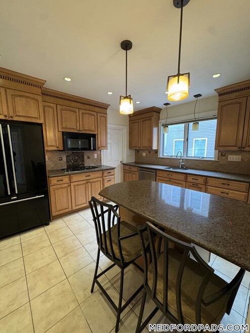 Building Photo - 881 Fellsway