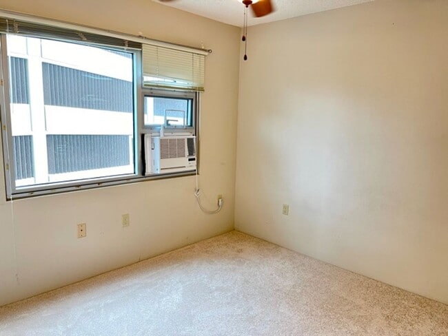 Building Photo - Country Club Village 6