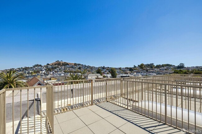 Building Photo - 1592 Dolores St