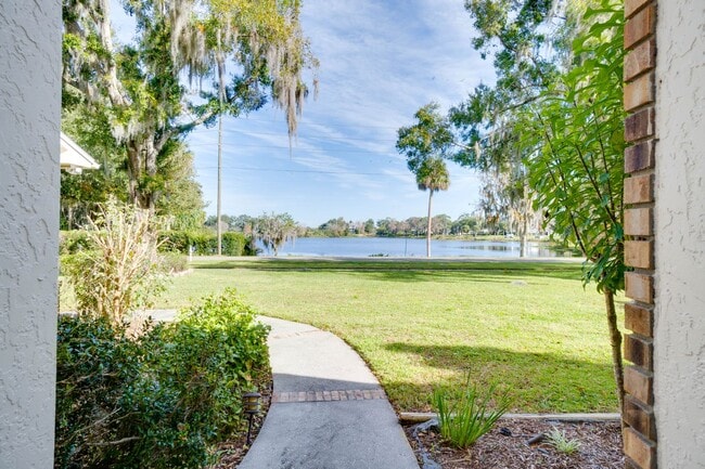 Building Photo - FOR RENT!!! STUNNING AND SPACIOUS SINGLE FAMILY HOME WITH LAKE VIEW...