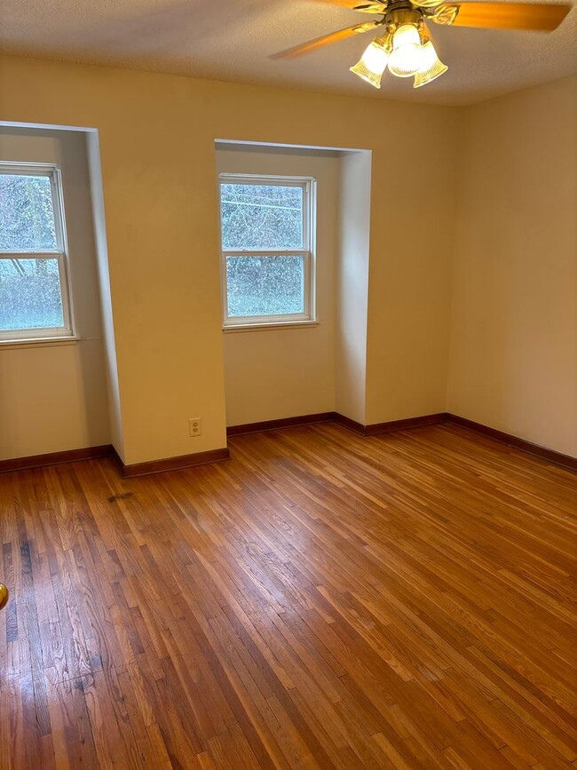 Building Photo - 2 Bedroom, 1.5 Bath Townhouse in Clinton, IA