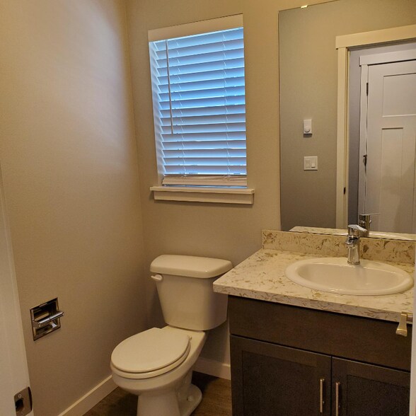 Building Photo - 9229 Kenwood Dr SW