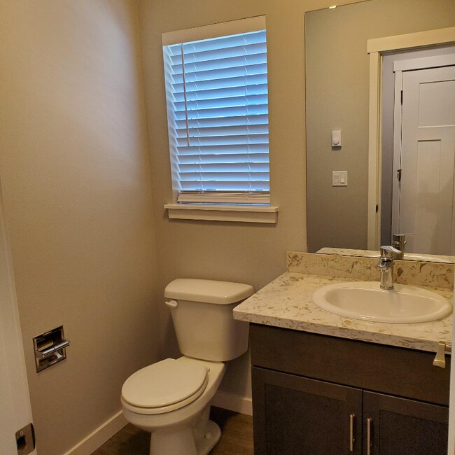 Building Photo - 9229 Kenwood Dr SW