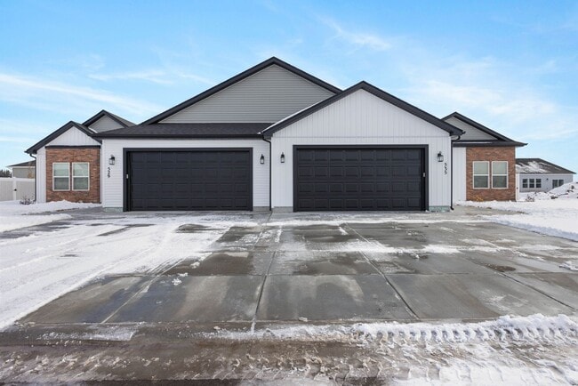 Building Photo - DARLING twin home located in Sugar City, Idaho 3 Bed 2 full baths with fully fenced yard and XL 2...