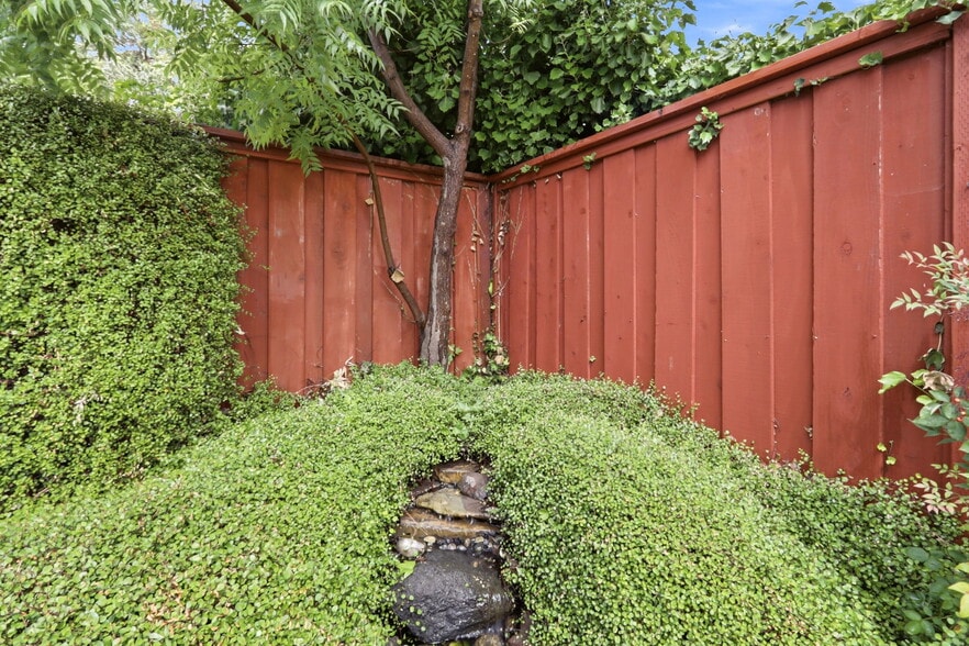 Building Photo - 927 Lorne Way