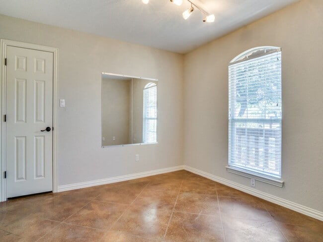 Building Photo - Incredible 4-bedroom, 3-bath Home with sparkling Pool on a gorgeous lot in highly sought-after Al...