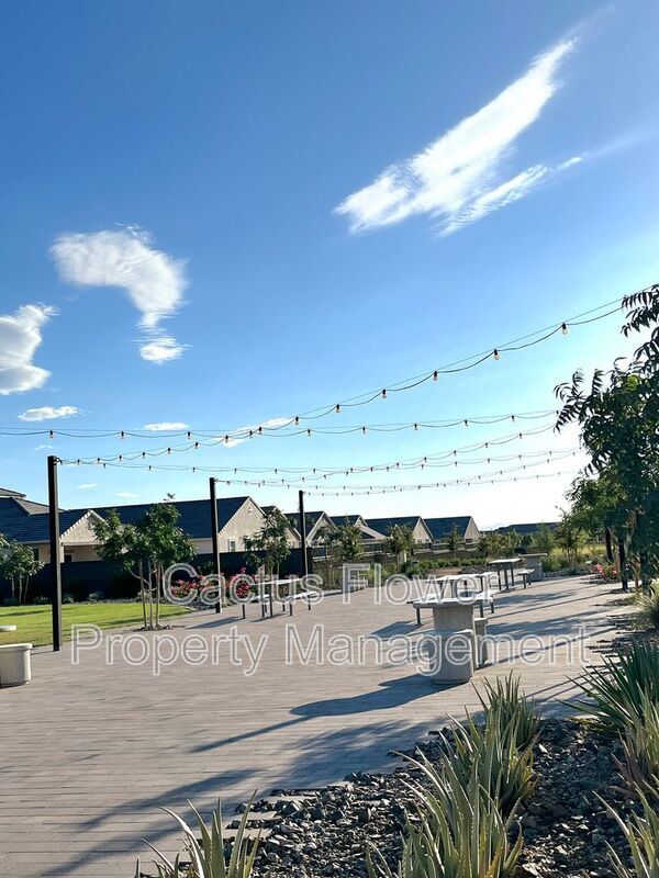 Building Photo - 2108 W Sheridan Ave