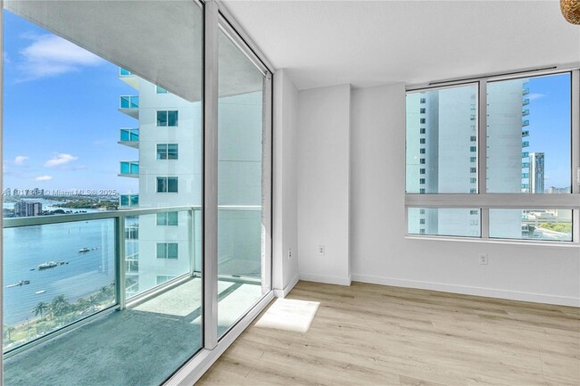 Building Photo - 1900 N Bayshore Dr