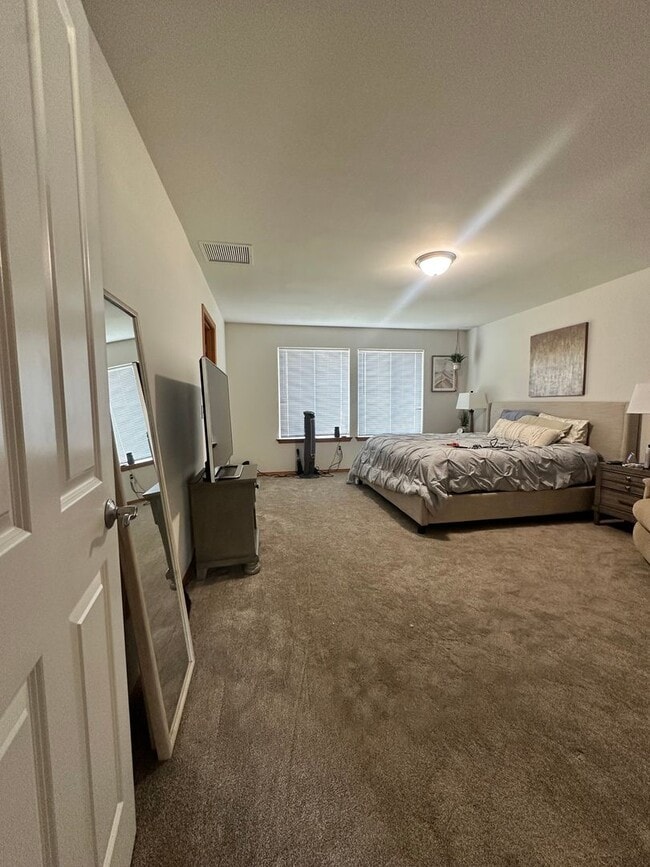Building Photo - Beautiful 3 bedroom 2 bathroom