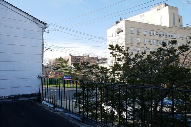Building Photo - 284 Beach 19th St