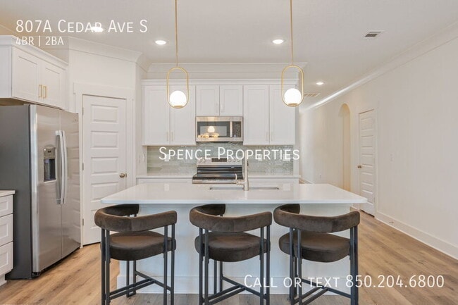 Building Photo - 807A Cedar Ave S