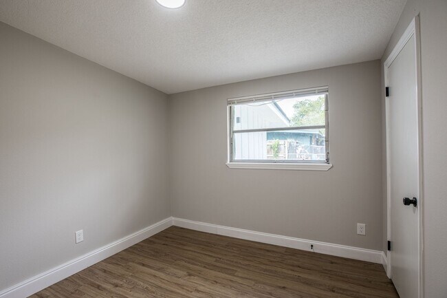 Building Photo - Renovated 4/2