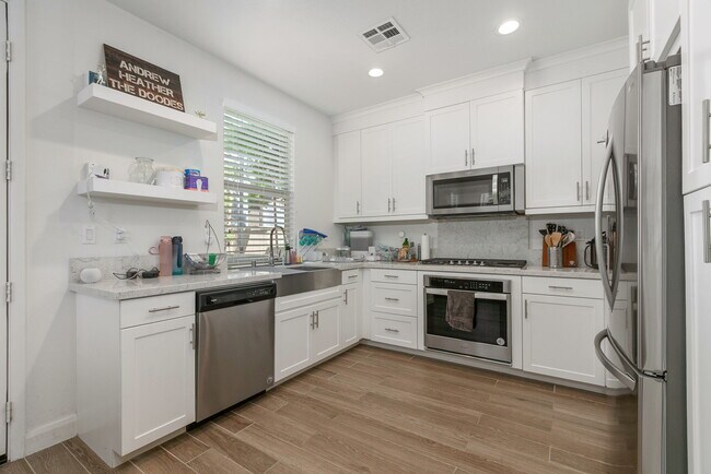 Building Photo - 2460 Solara Ln
