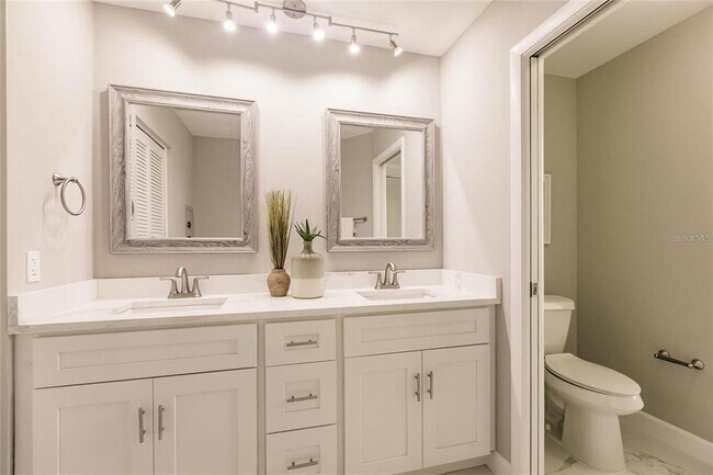 Building Photo - 904 S Doral Ln