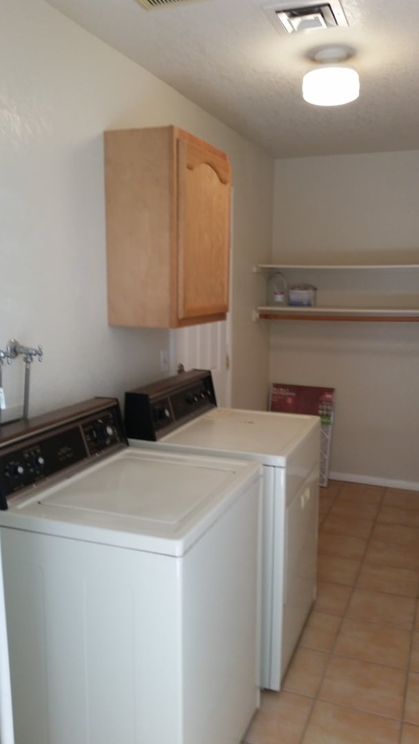 Building Photo - 3 Bedroom Home, Central Location