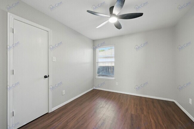 Building Photo - 1012 Waterview Dr
