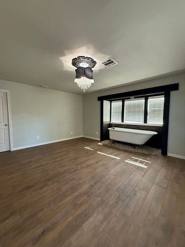 Building Photo - Beautiful modern farmhouse with 5 bedrooms...