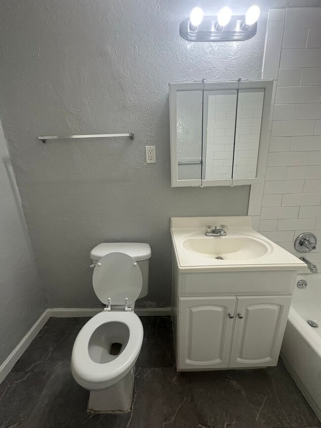 Building Photo - 2 Bed, 1 Bath, 1 Car Garage