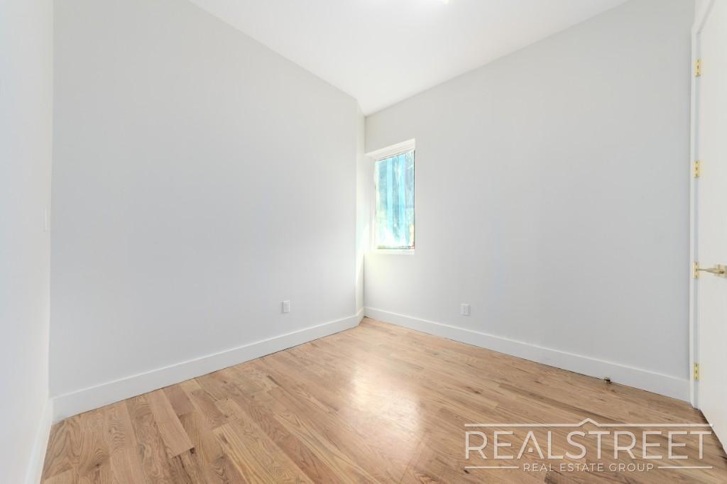 Building Photo - Spacious 5-Bedroom, 2-Bath Duplex in Prime...
