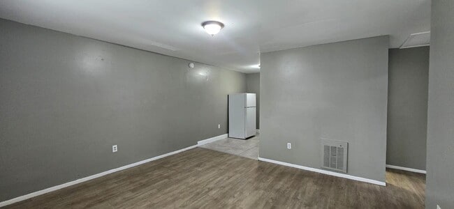 Building Photo - 2/1 move In Ready